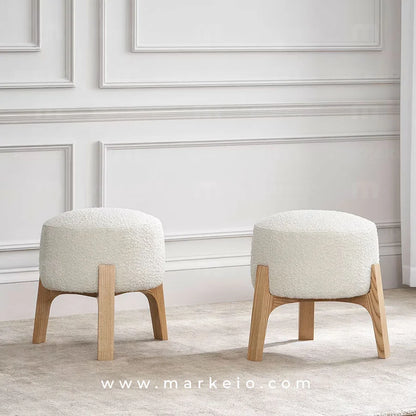 Tabouret bas en bouclette blanche avec pieds en bois massif robuste.