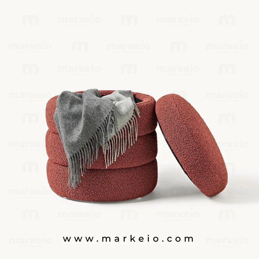 Petit pouf déco aux formes arrondies pour un intérieur moderne.