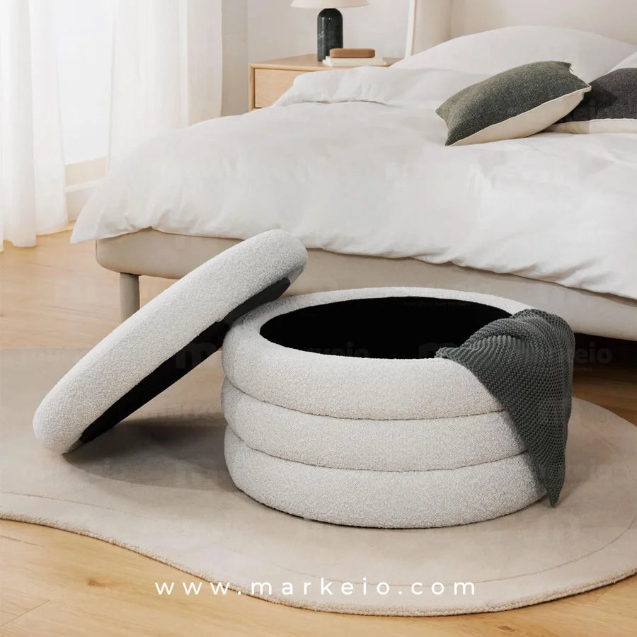 Pouf Lineo avec rangement intégré et assise incurvée confortable.