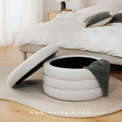 Pouf Lineo avec rangement intégré et assise incurvée confortable.