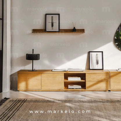 Grand meuble TV en bois clair avec espaces de rangement intégrés.