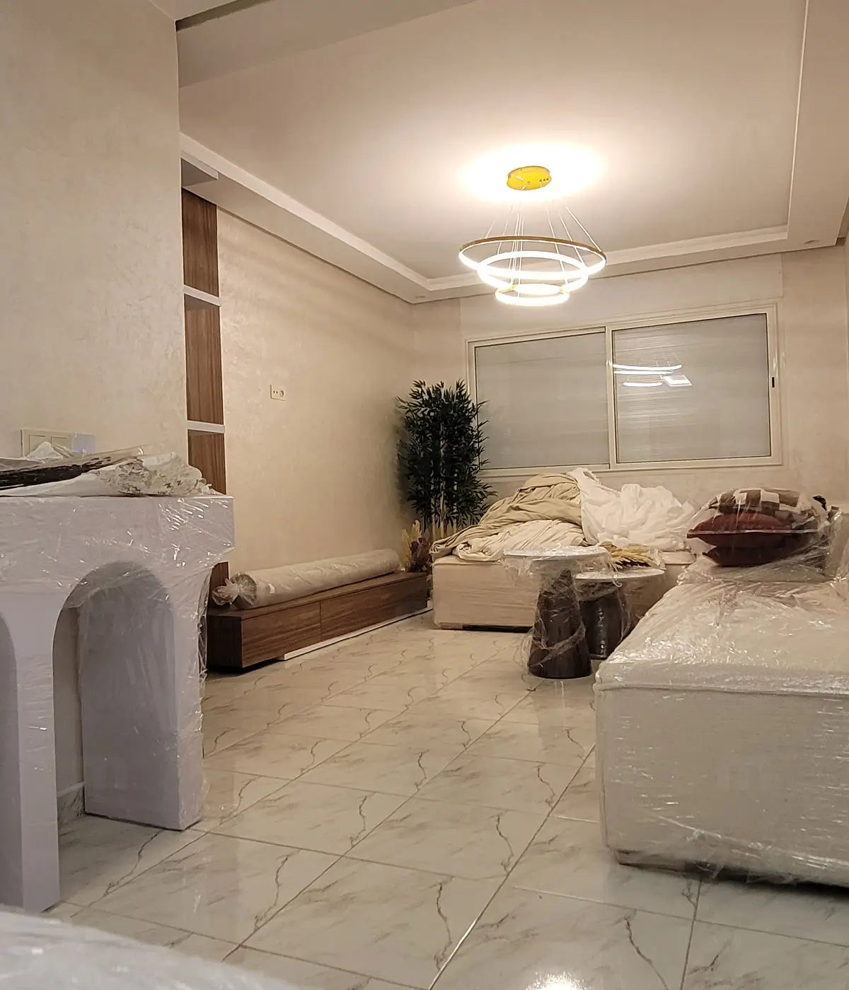 Appartement entièrement rénové et meublé de A à Z par Markeio avec salon, salle à manger et déco à Témara.