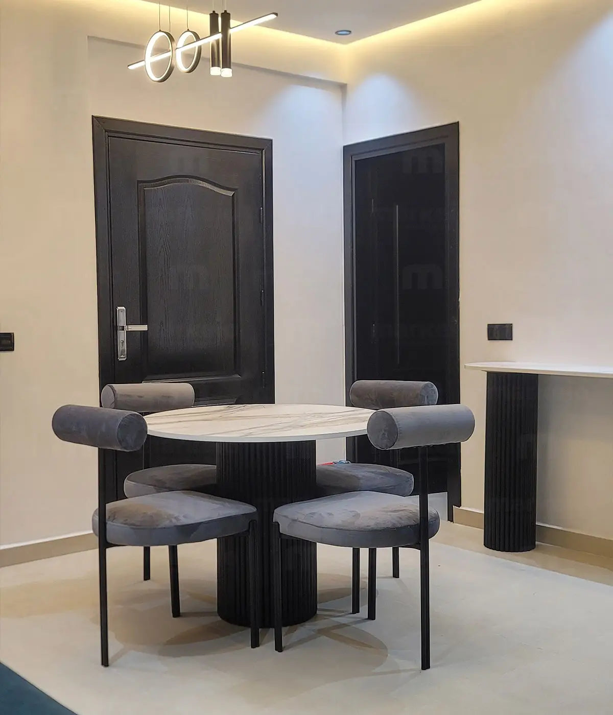 Salle à manger élégante avec les chaises modèle Elite plus console d'entrée de Markeio dans un appartement à Tétouan.