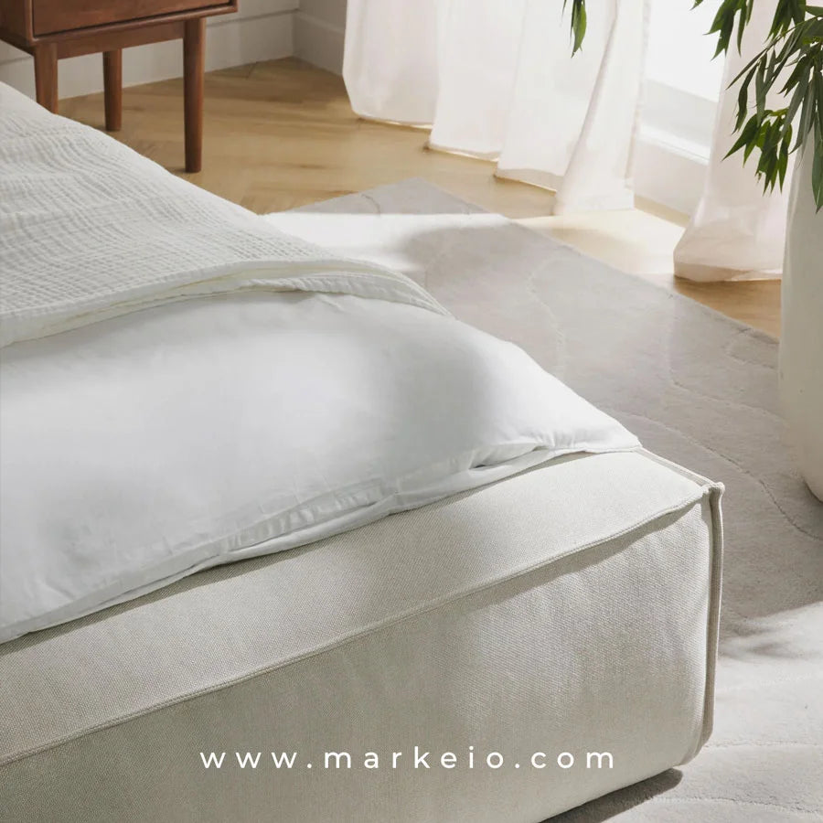 Vue du sommier à lattes en position haute pour accéder au rangement.