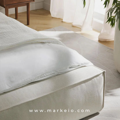 Vue du sommier à lattes en position haute pour accéder au rangement.