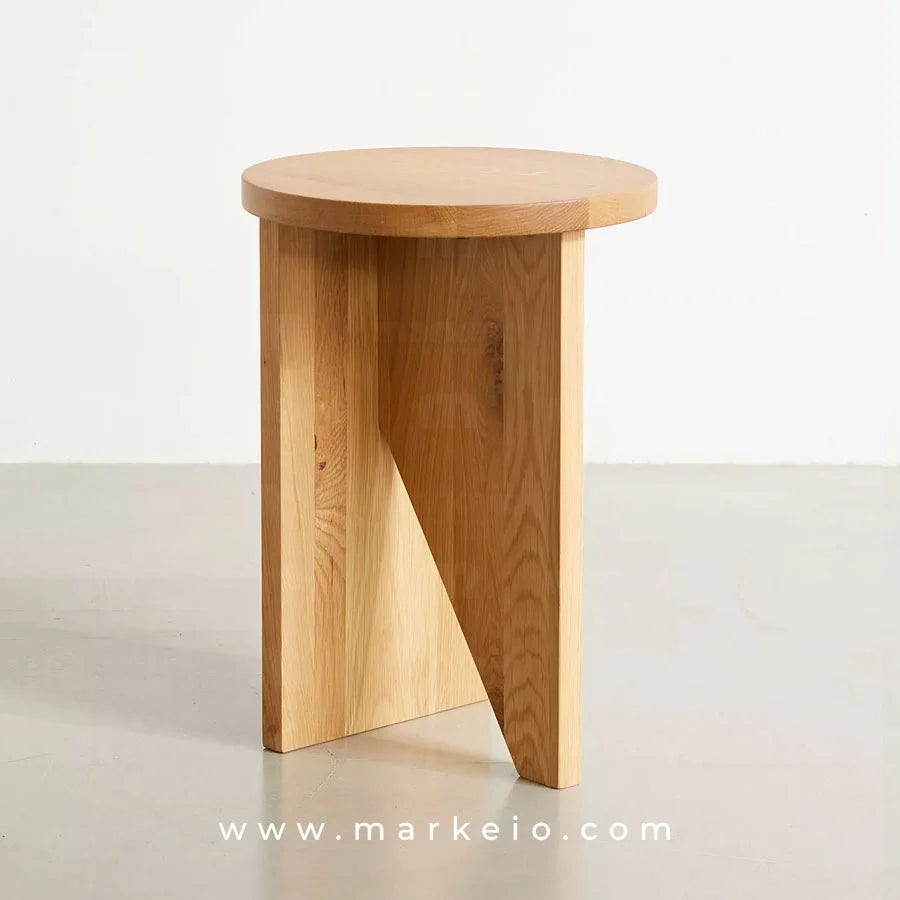 Table d'appoint robuste au design asymétrique et fluide.