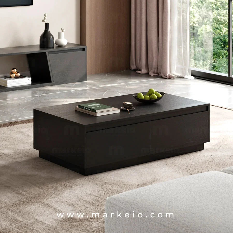 Table de milieu en bois noir texturé pour décoration au Maroc.