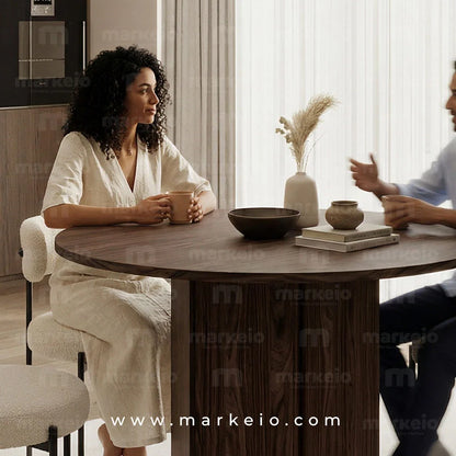 Mobilier de salle à manger au style architectural et finitions bois.