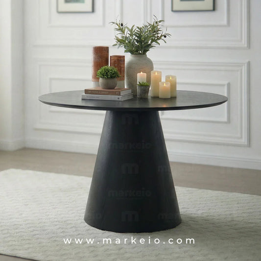 Table Conik noire installée dans une salle à manger au style minimaliste