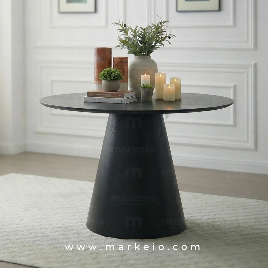 Table Conik noire installée dans une salle à manger au style minimaliste