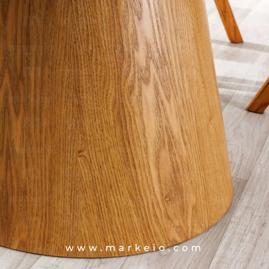 Détail du socle conique sculptural d'une table de salle à manger.