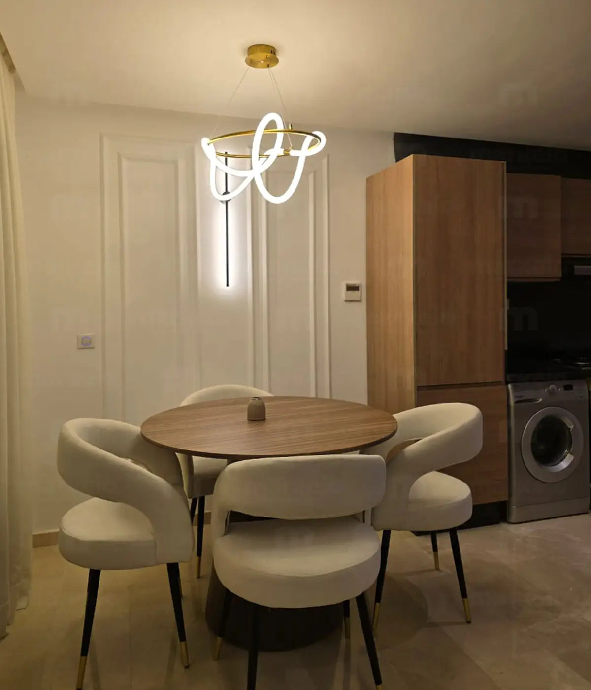 Table de salle à manger conique en bois naturel accompagnée de chaises au design Arty dans un intérieur moderne.