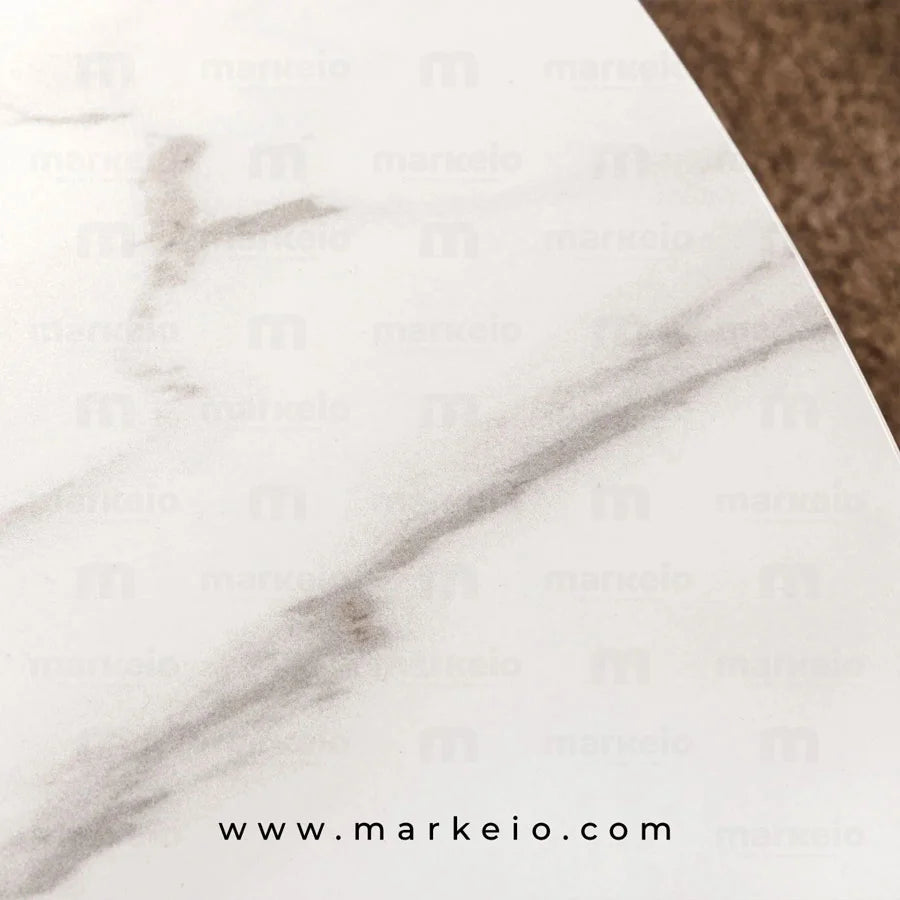 Table Conik en bois installée dans un intérieur lumineux à Casablanca.