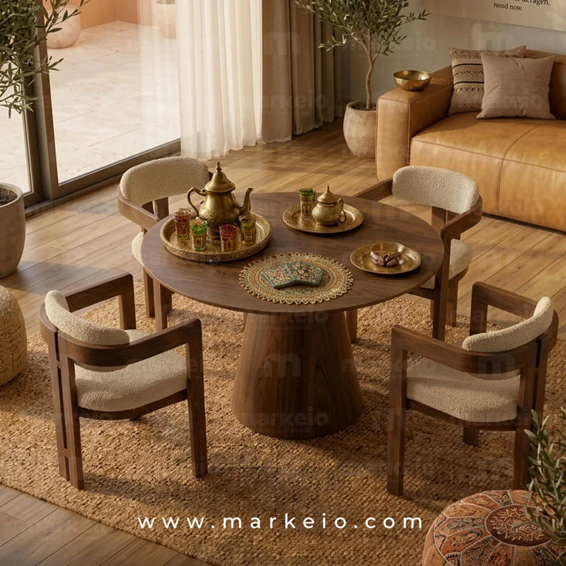 Ensemble salle à manger contemporain composé d'une table ronde en bois et de chaises en bois avec assise et dossier en tissu bouclé beige, disponible chez Markeio au Maroc.