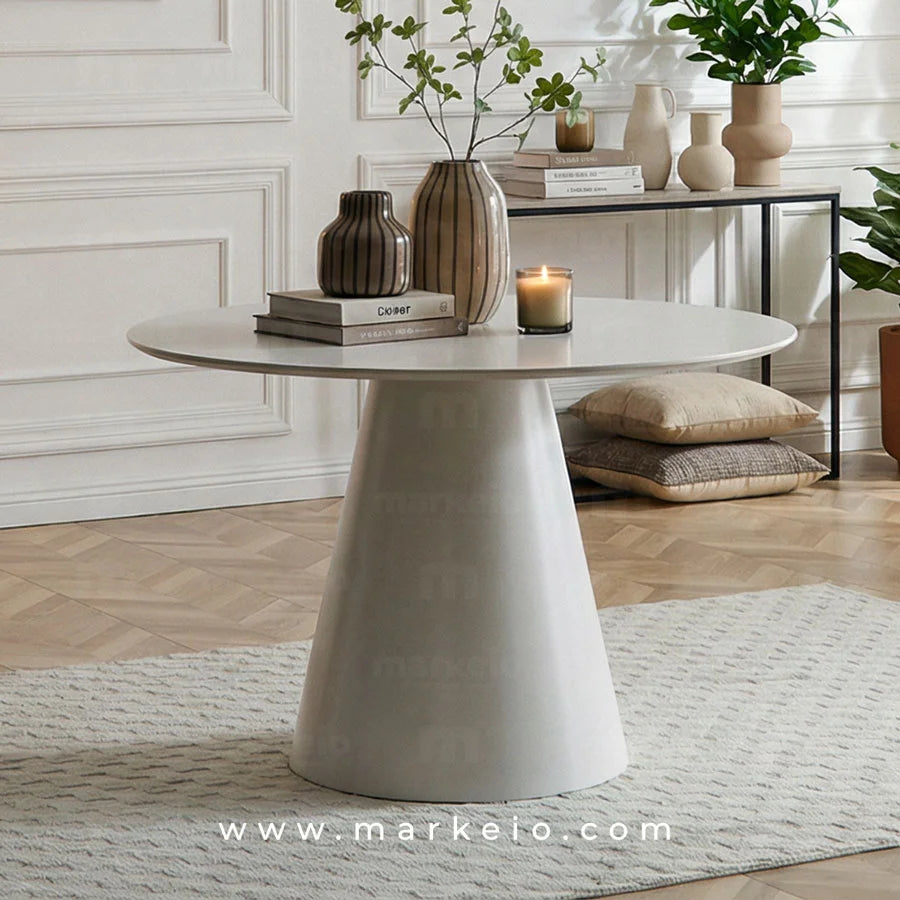 Table à manger blanche Conik avec un piètement central conique sculptural.