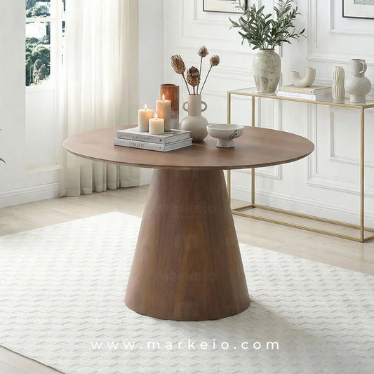 Table à manger Conik en noyer avec piètement conique sculptural.