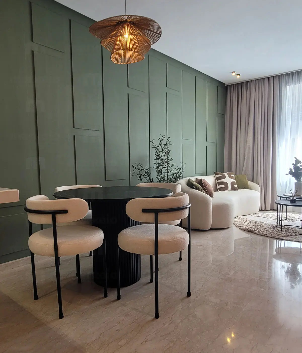 Studio à Casablanca avec table Olevano noire, chaises blanc cassé et canapé banane Markeio.