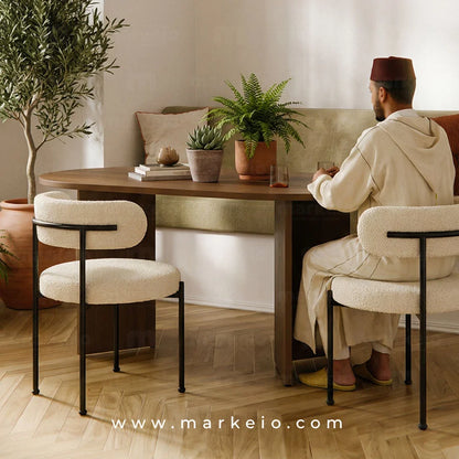 Table de salle à manger au design organique et sculptural contemporain.