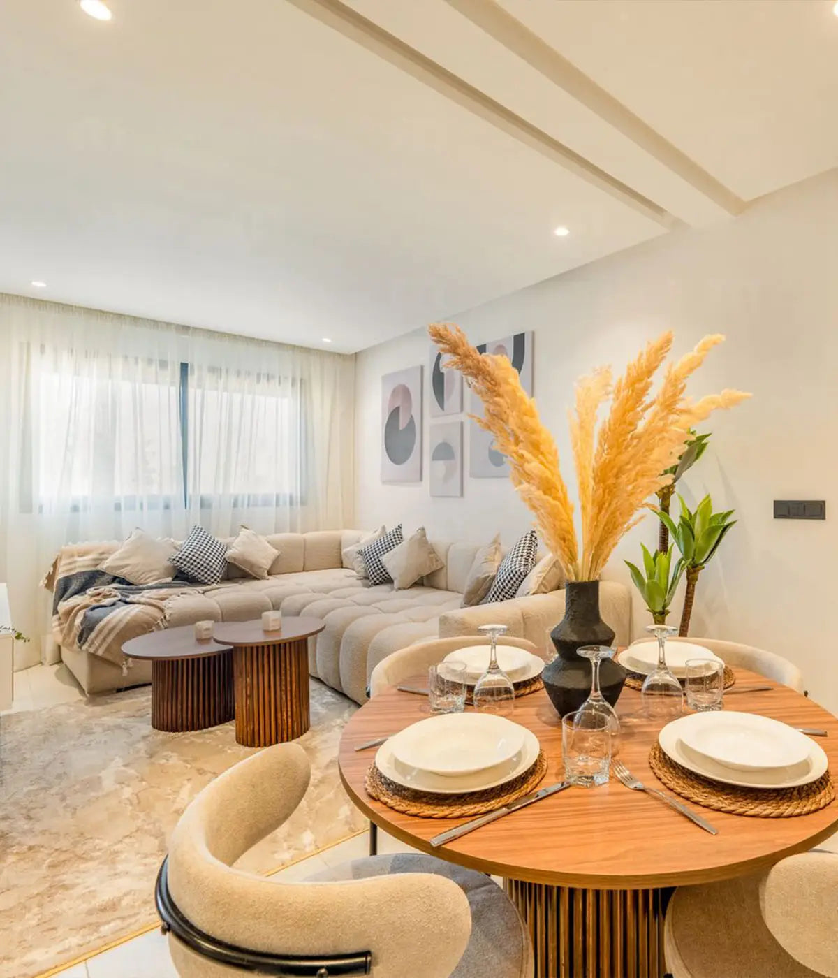 Table de salle à manger en noyer massif installée dans un appartement à Agadir.