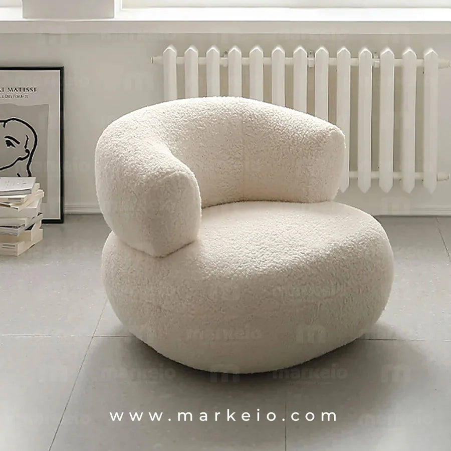 Vue de profil du fauteuil design Ukimo en revêtement bouclette blanc crème