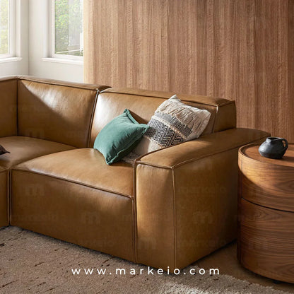 Détail des finitions et des coutures du canapé d'angle similicuir Divano.