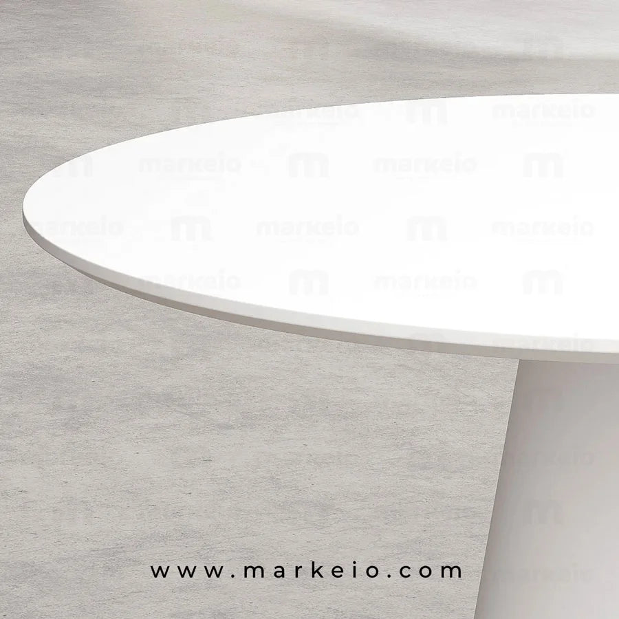 Table conique blanche au design architectural pour appartement de standing.