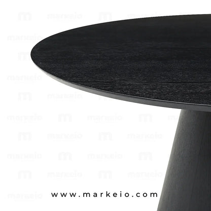 Ambiance salle à manger contemporaine avec la table Conik noire.